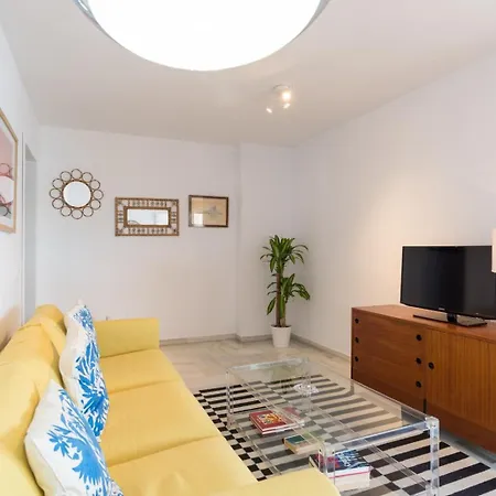 Apartment Mg - Ocean Views In With Parking Included *